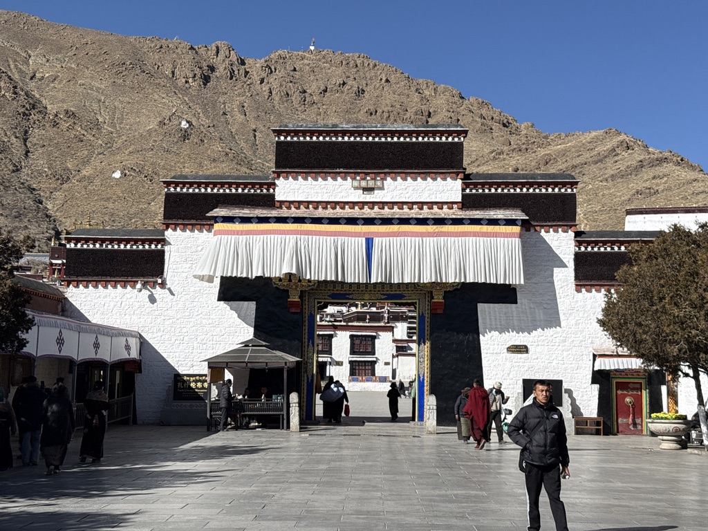 扎什伦布寺正门