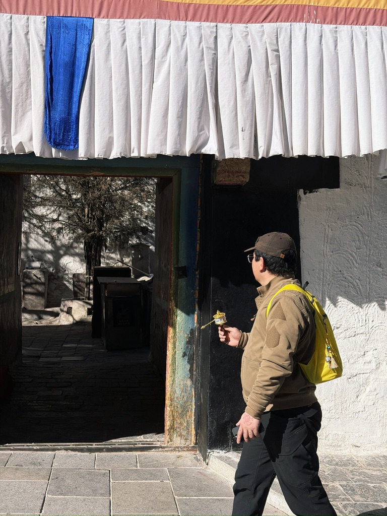 摇着转经筒路过的毛