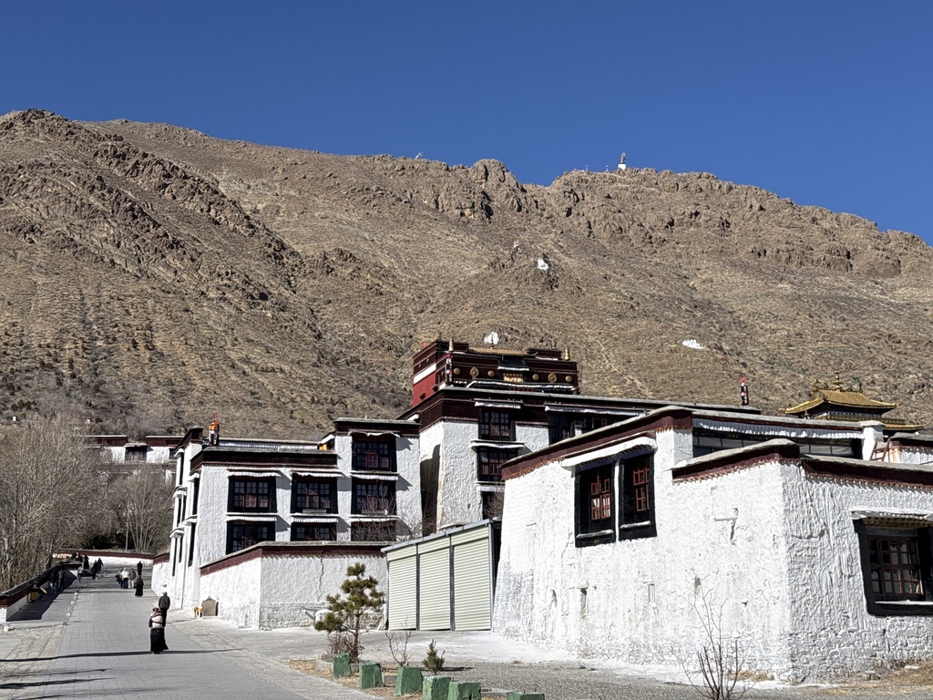 寺庙左侧的转经路