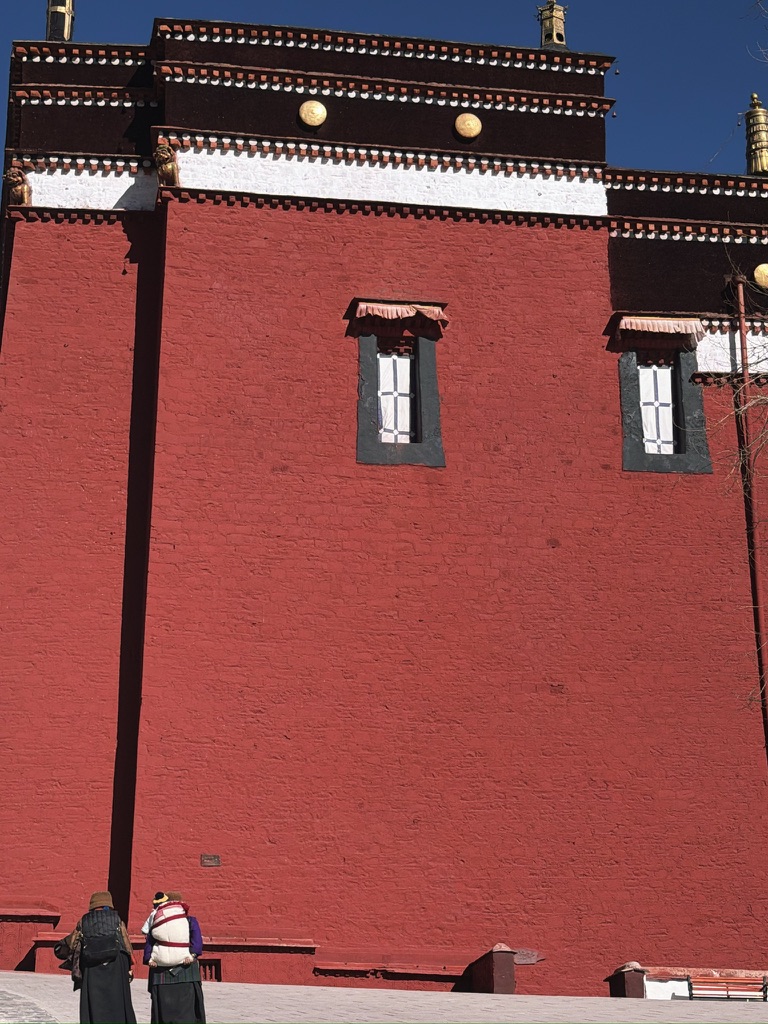 背着孩子来转经