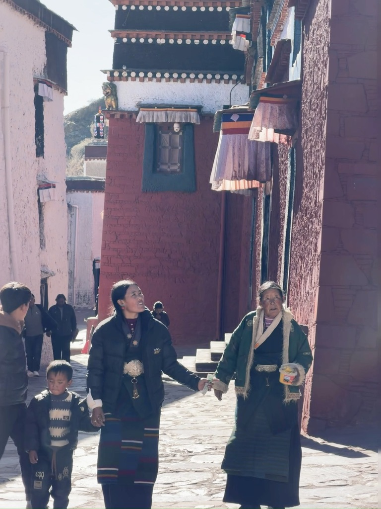 全家老少来转经