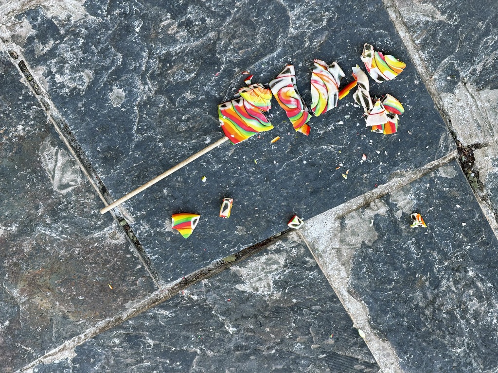 破碎的棒棒糖，让人想起了周星驰的《功夫》