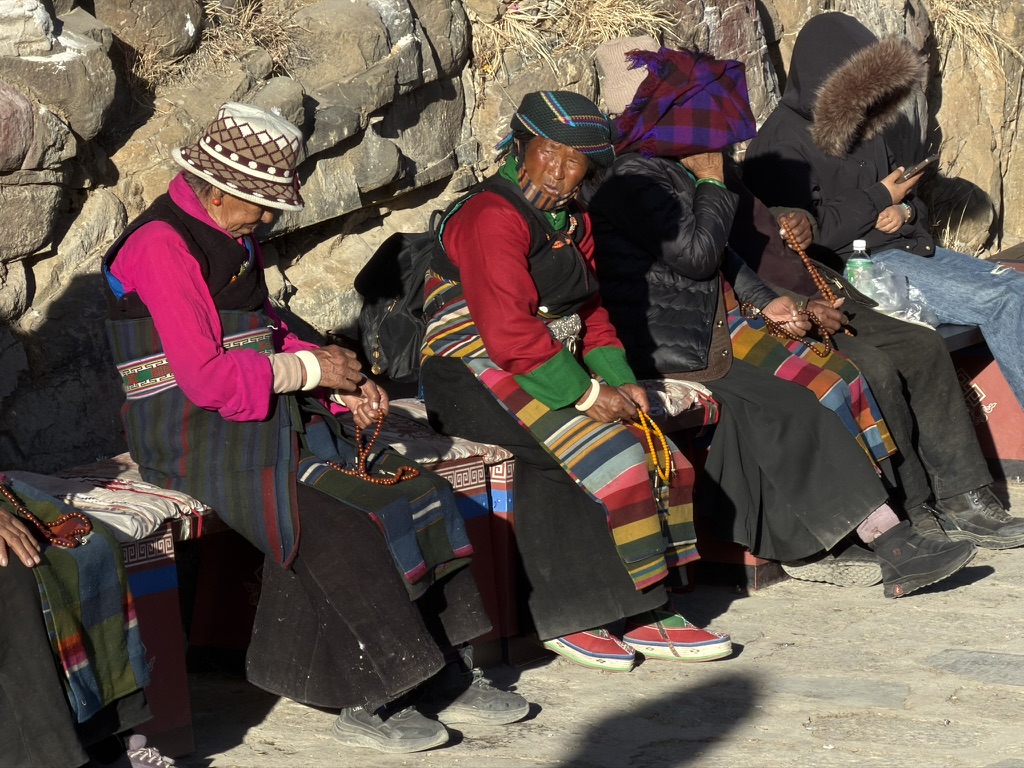 转山的藏族妇女