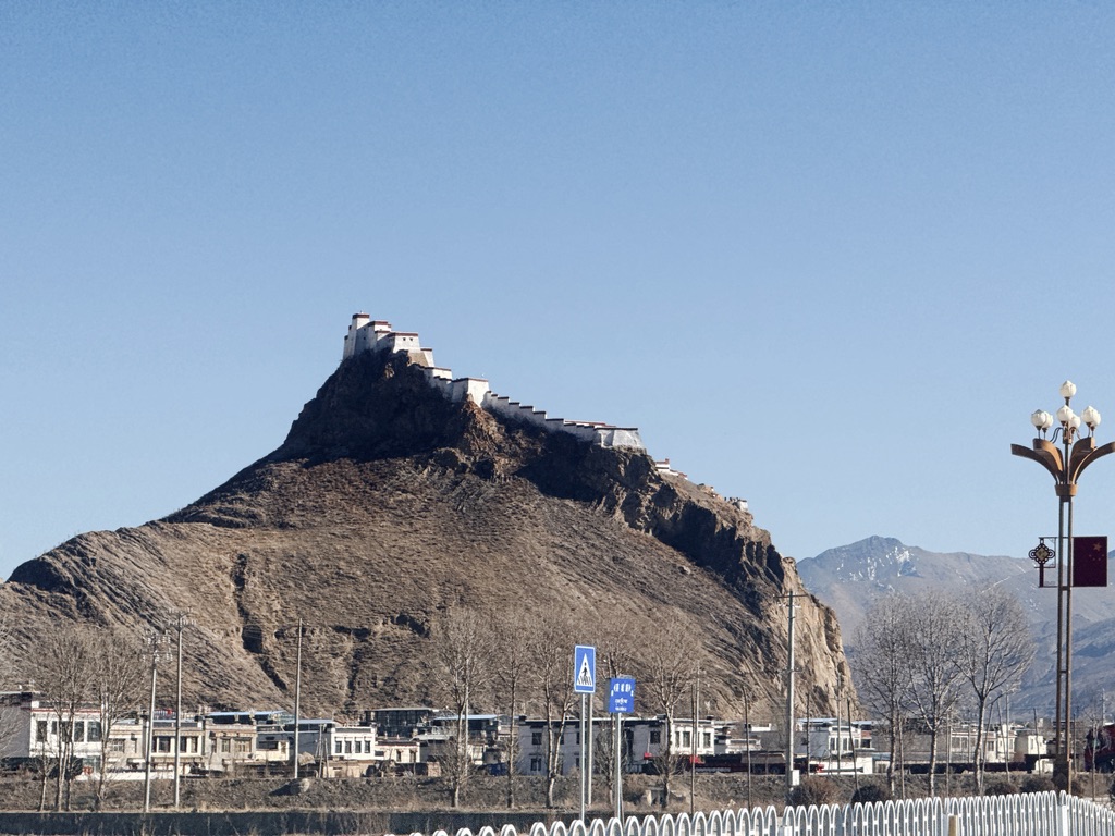 从背后望江孜宗山古堡