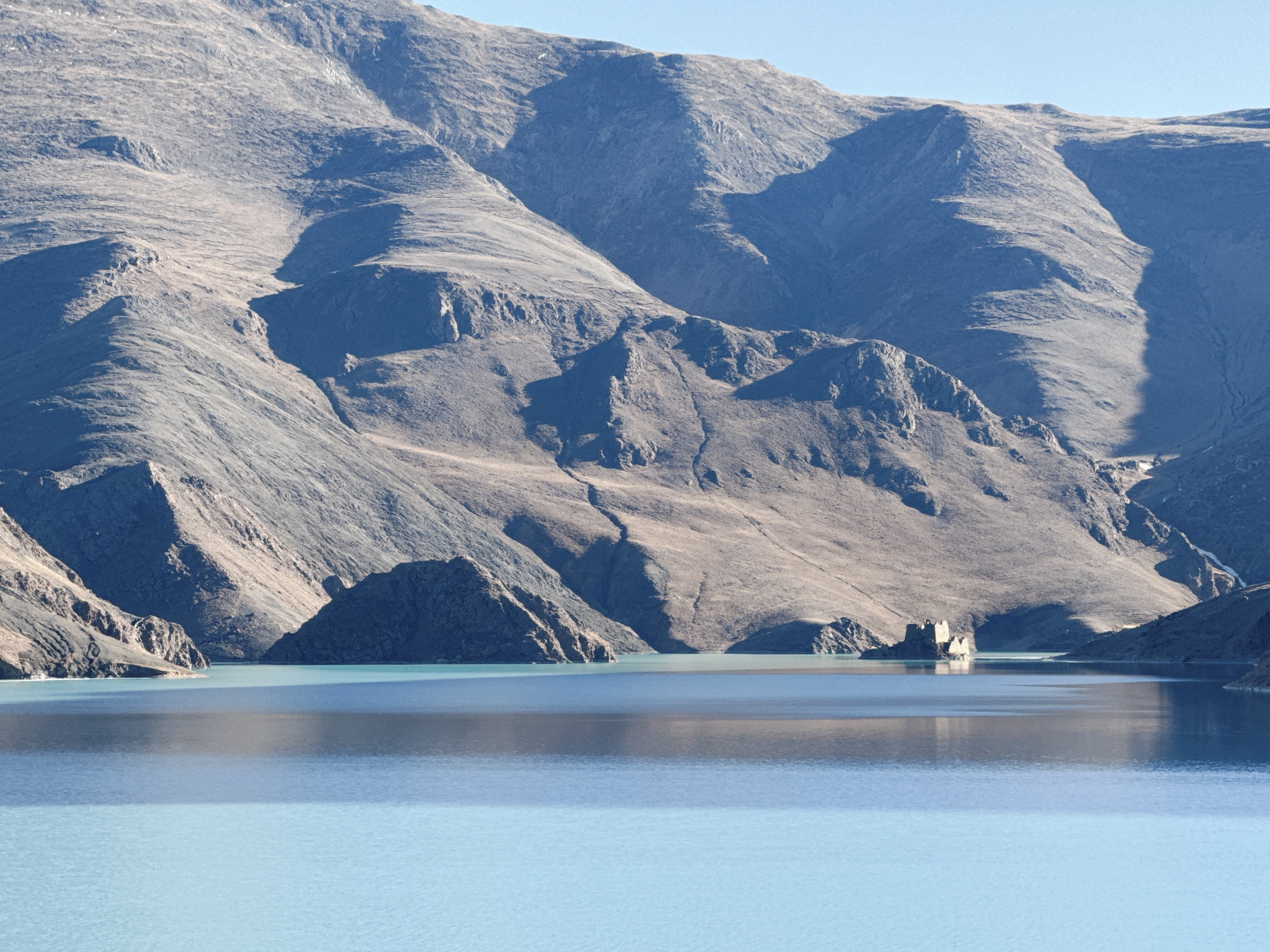 满拉水库里被淹没的房子