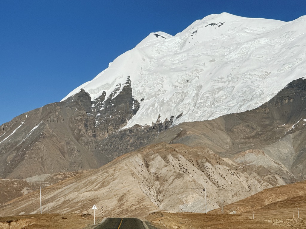 路过陀果龙峰，厚厚的雪顶、结实的冰川