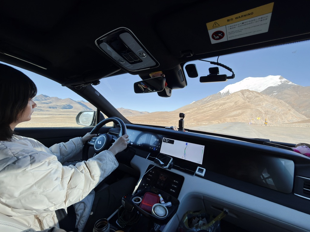 在雪山下驾驶的恙