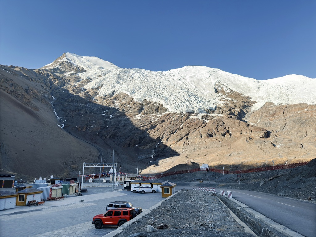 路过卡若拉冰川脚下