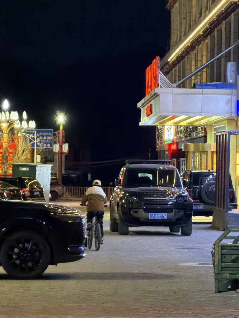 掉手机的小孩子