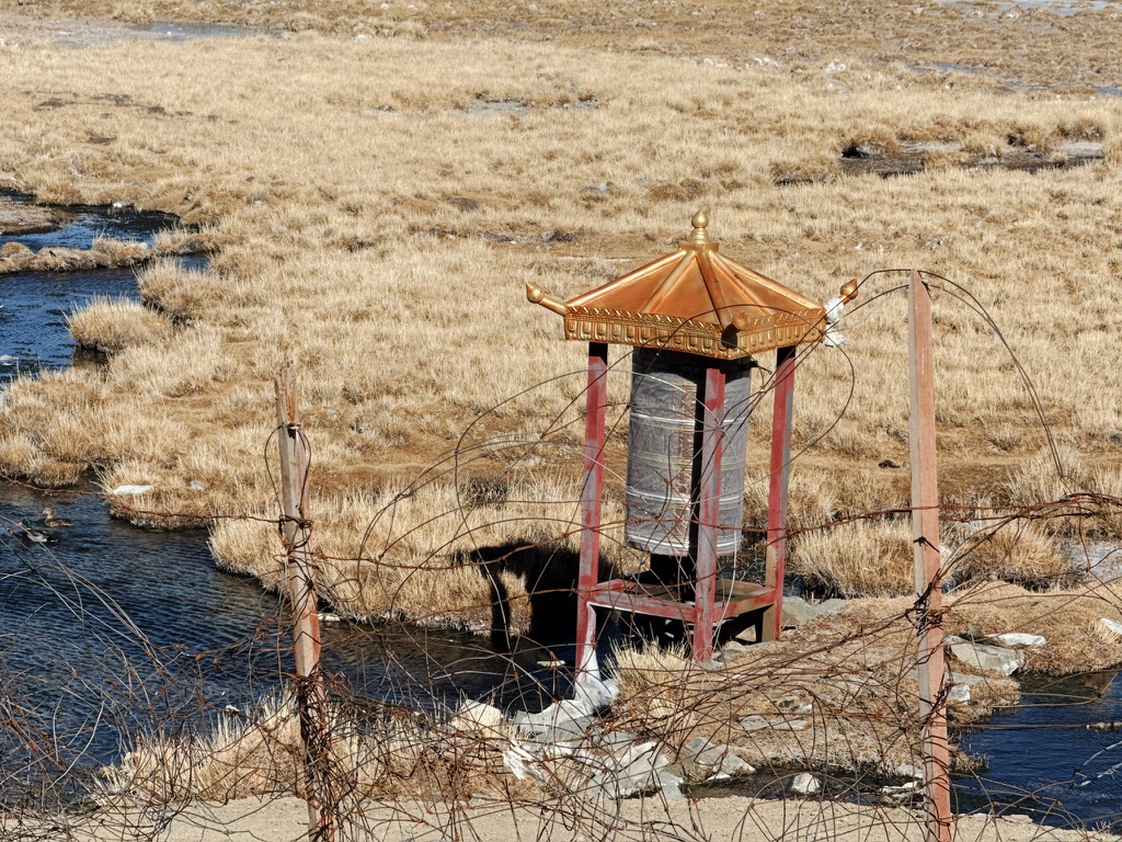 路上遇到的水力转经筒