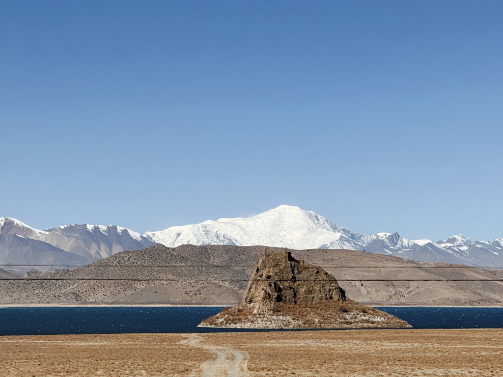 这座湖心小岛叫做「果德孔日」