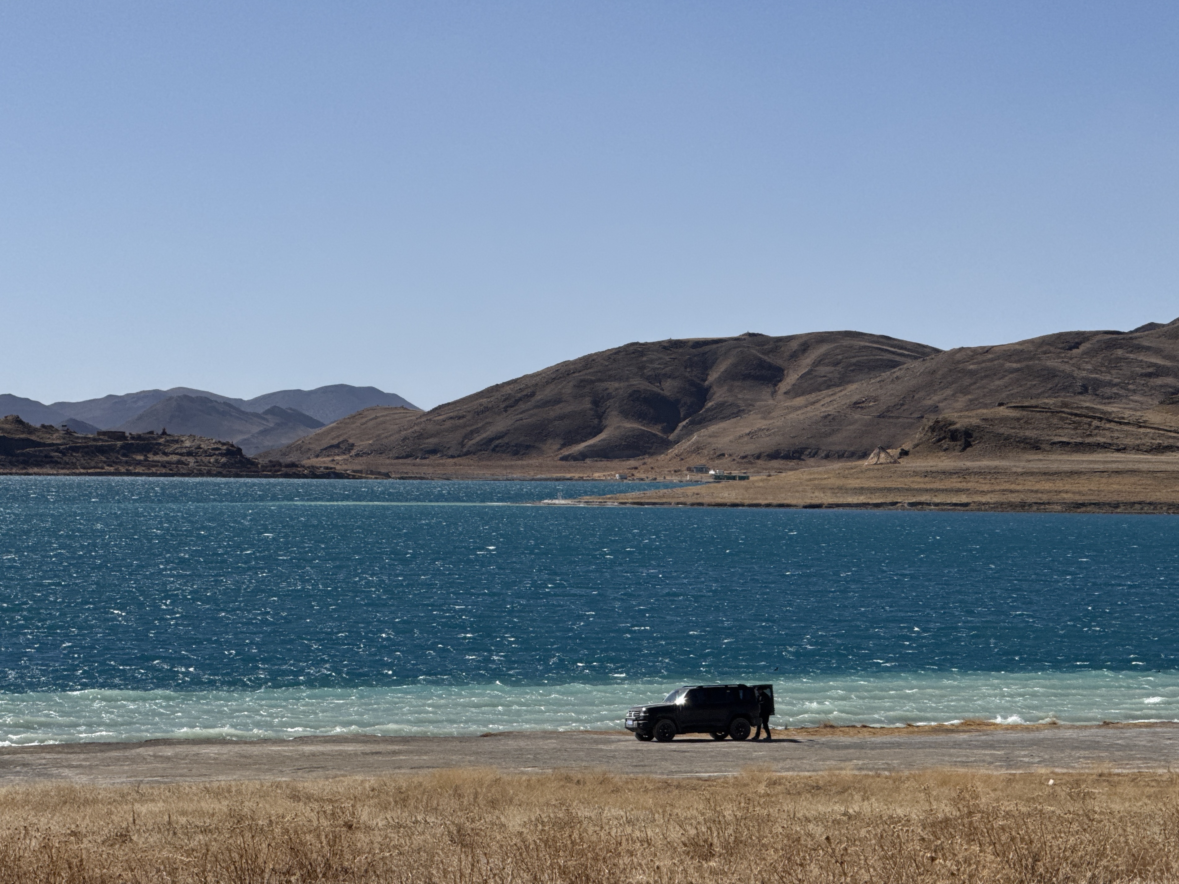 还是他，羊湖边的越野车
