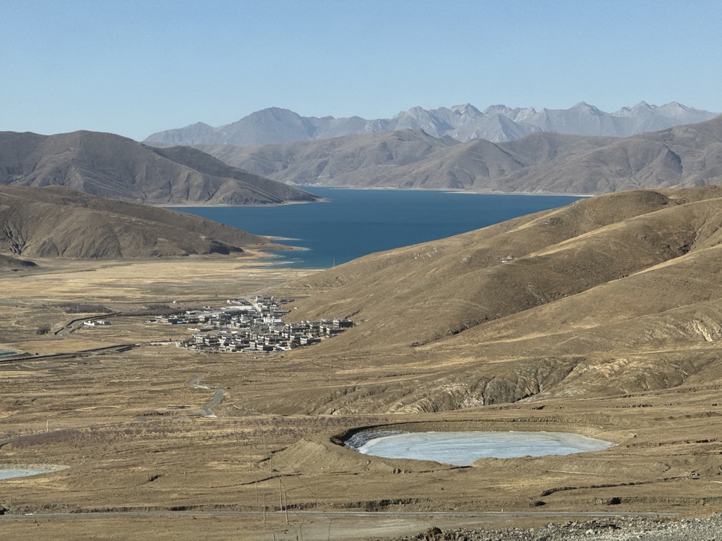 俯瞰羊湖边的东拉乡