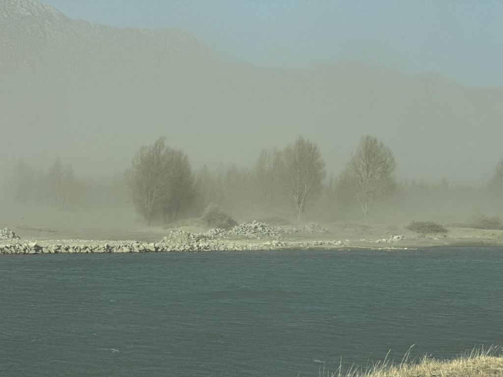 雅鲁藏布江上的沙尘暴