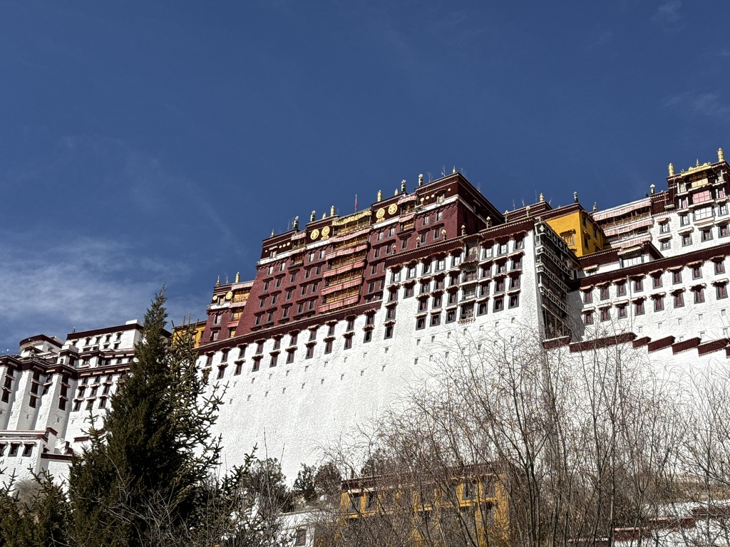 进到院墙以后看布宫