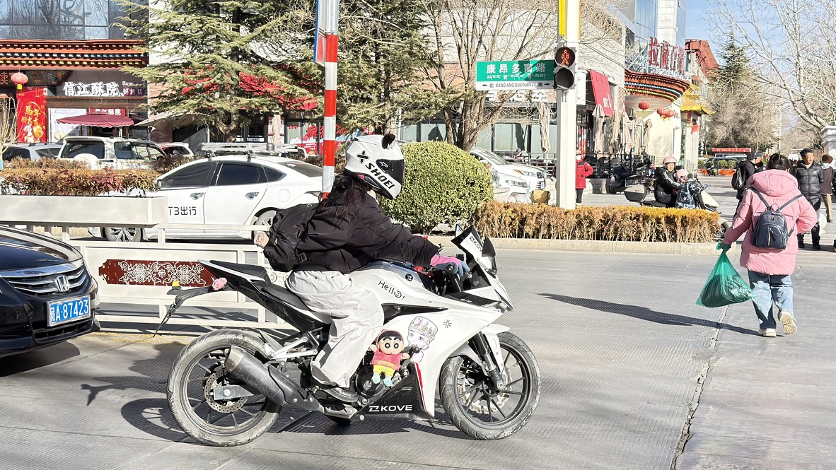 拉萨街头的女骑士