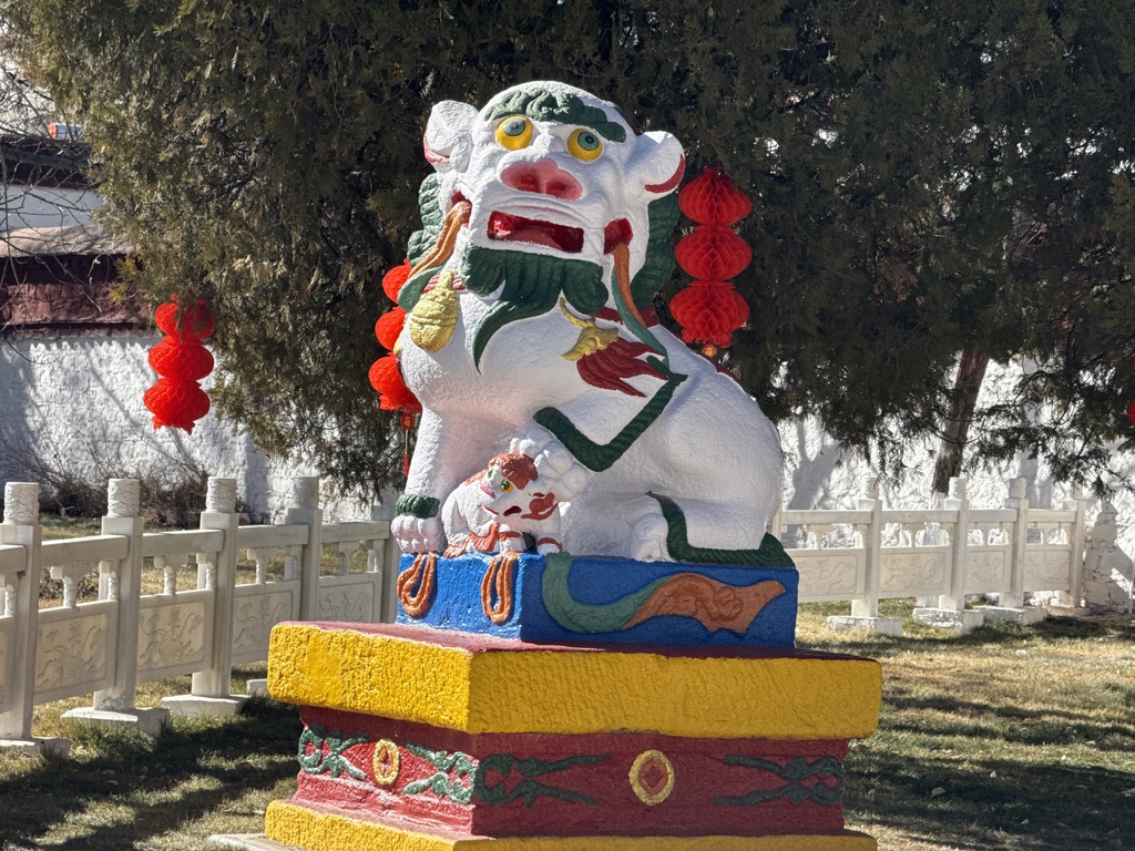 别的不说，罗布林卡正门口的石狮子就不同凡响