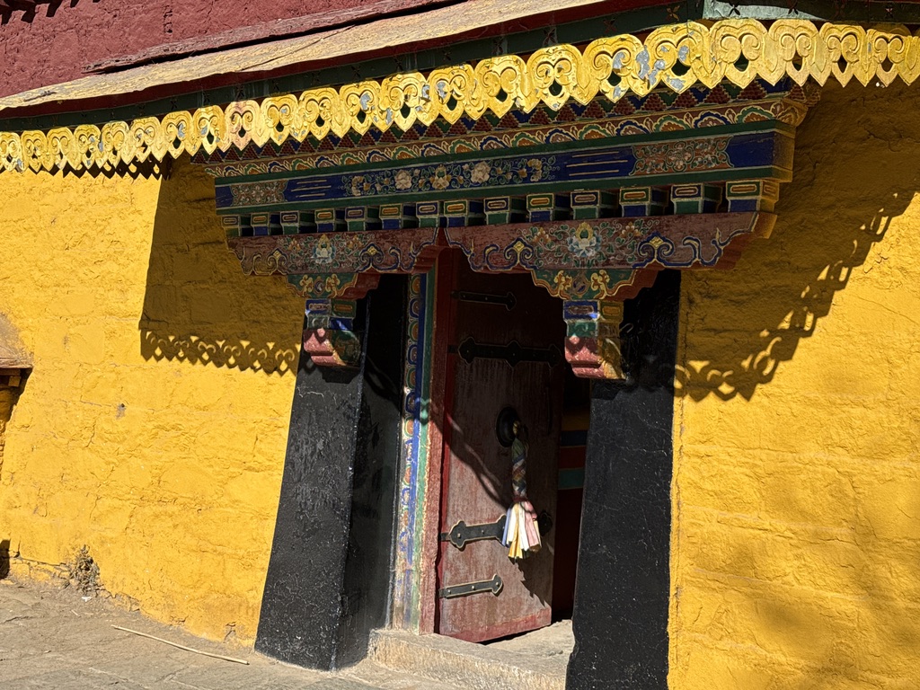 门梁屋檐也不可不谓精致