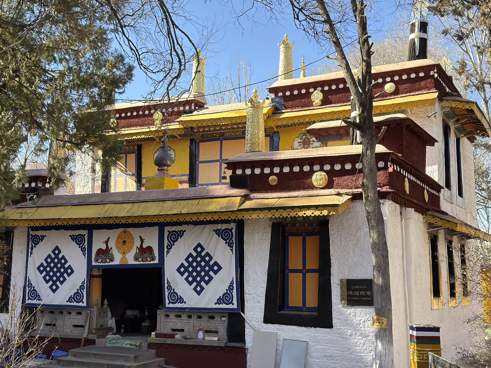 这里的「颇章」，就是 palace 了