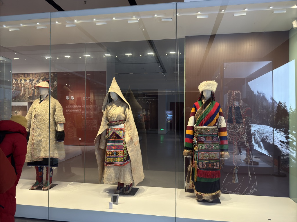 藏北牧民的服饰，是不是很像汉人的那啥