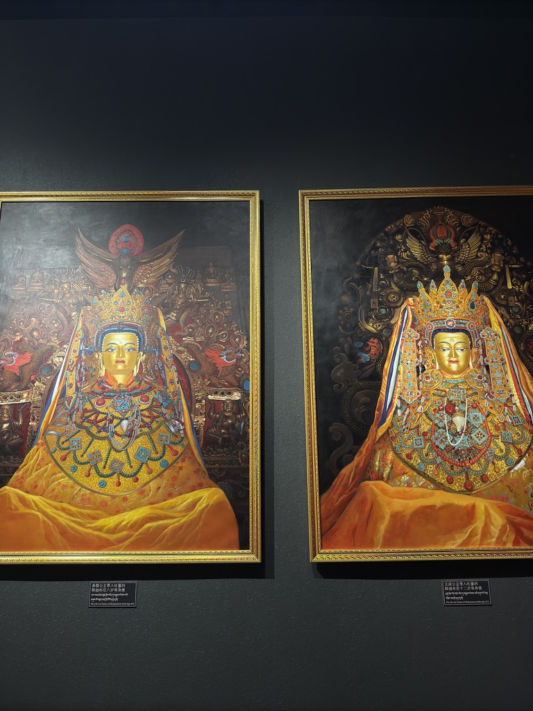 右面就是大昭寺镇寺之宝，文成公主带入吐蕃的释迦牟尼十二岁等身像，你看，不用去大昭寺这不也看到了？