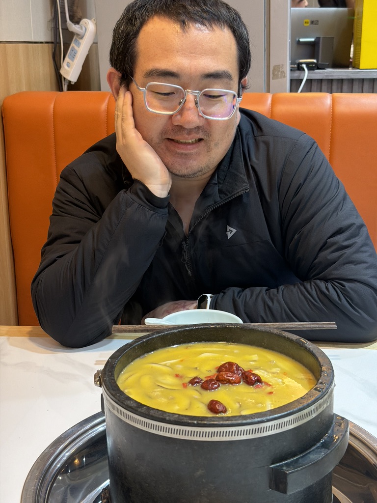 面对美味石锅鸡毫无食欲的毛