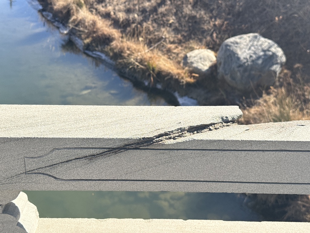 哪位内功深厚的高人在这柱子上拍的