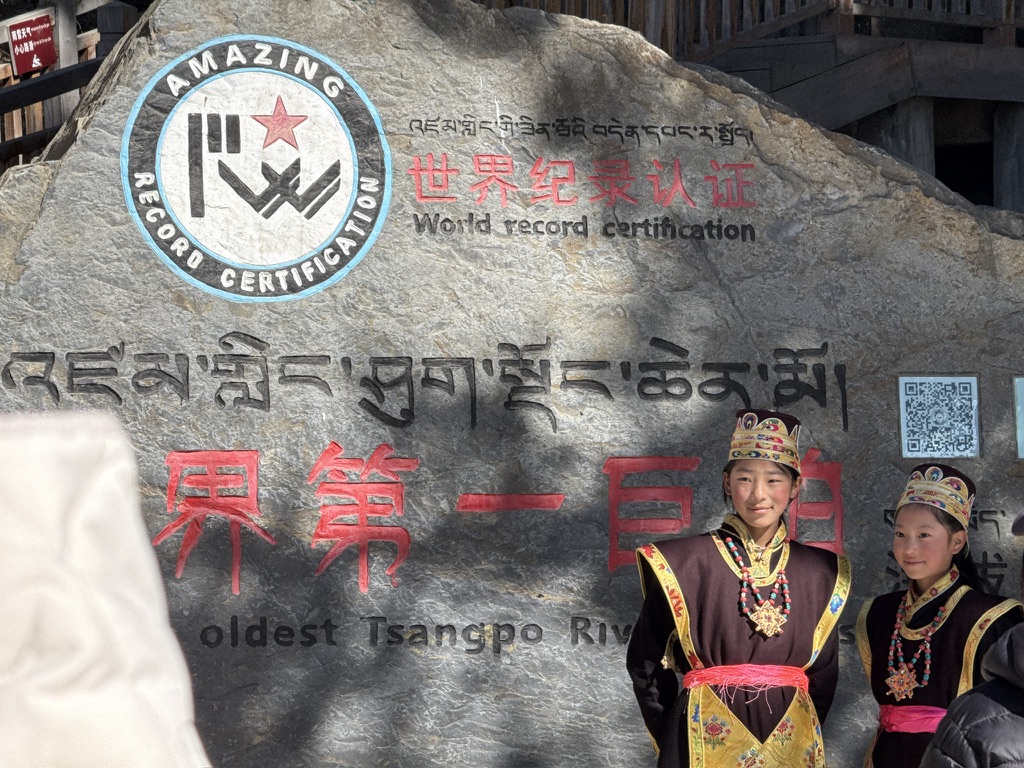 有两位小姑娘穿着漂亮的民族服饰在拍照