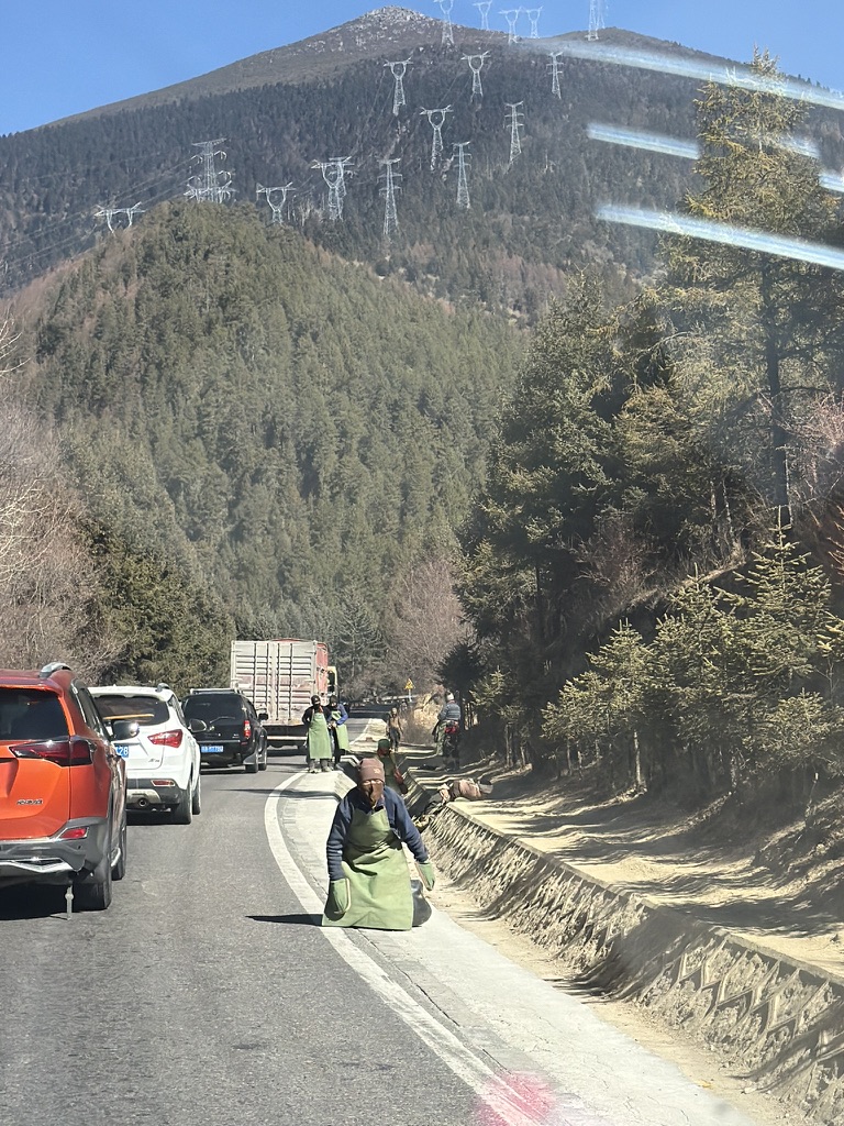 磕长头的道路安全真令人担忧