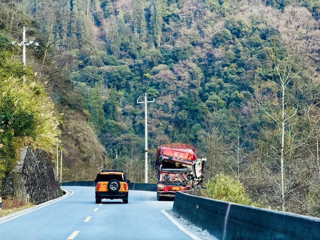 停在一边的严重事故车辆