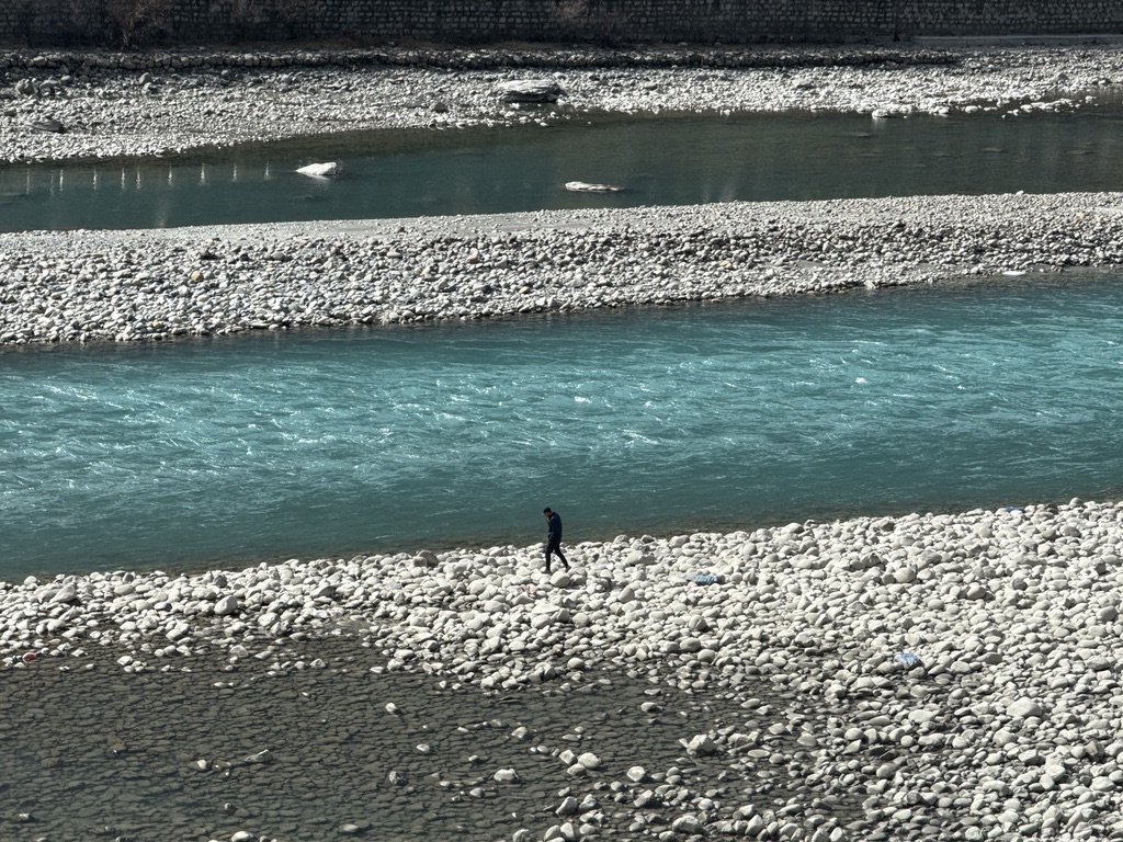 有人在河床上溜达
