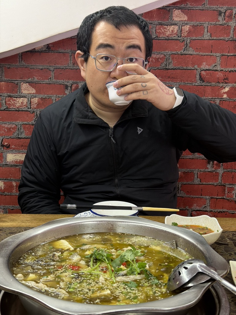 酸菜鱼也特别好吃，好吃哭了，在西藏的日子真的是委屈胃口了