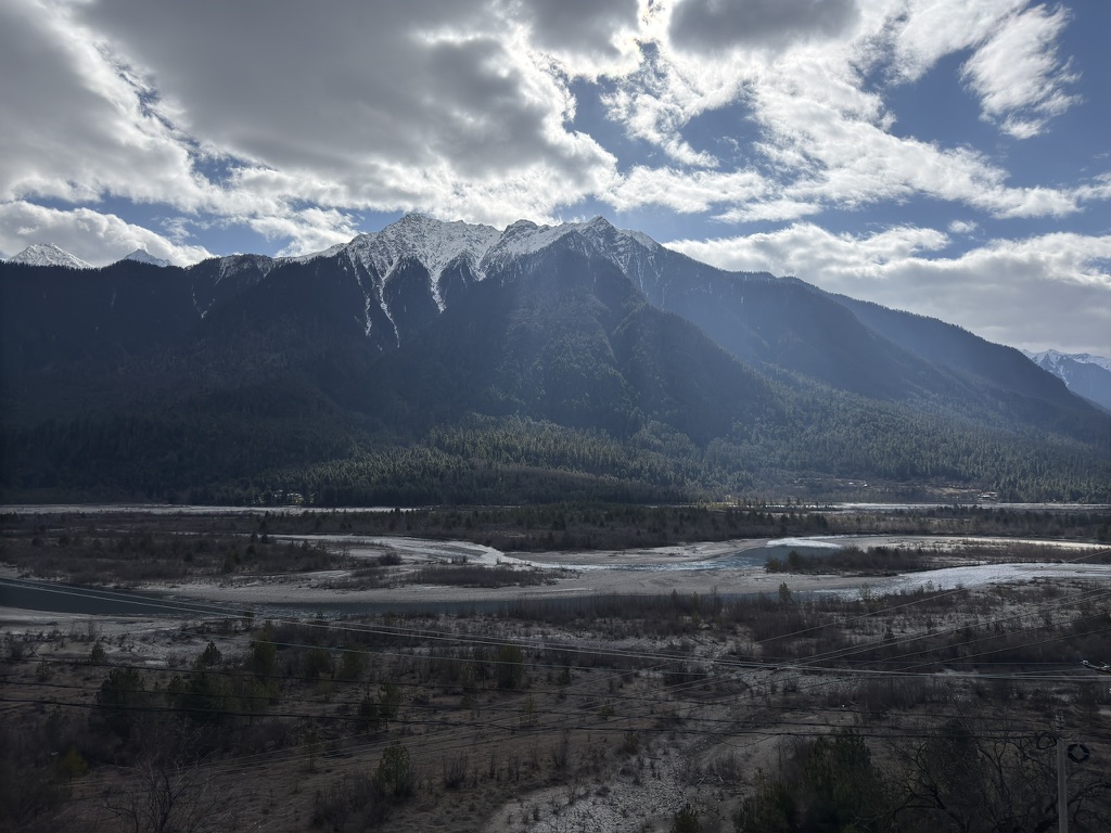 枯水期的帕隆藏布，河床宽得很
