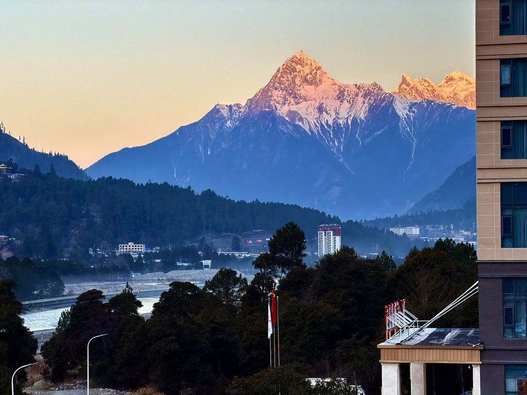 早晨八点半，在民宿窗户上就能看到的日照金山