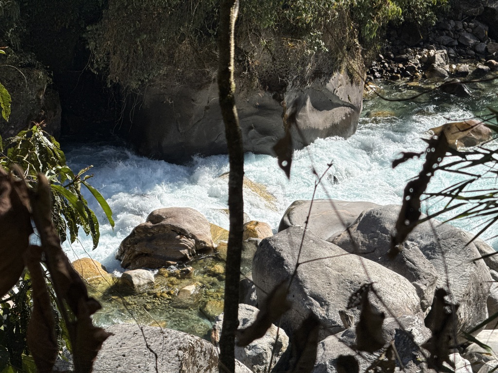 堵车位置下面是滚滚江水