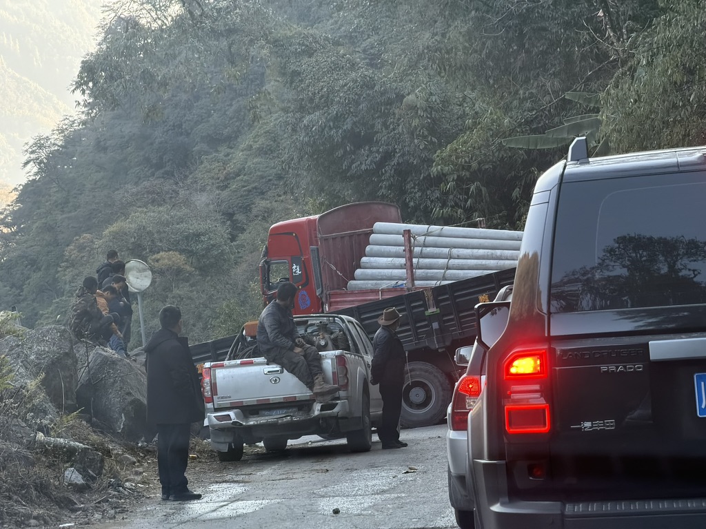 图中皮卡前面的黑色长车就是堵车的罪魁祸首