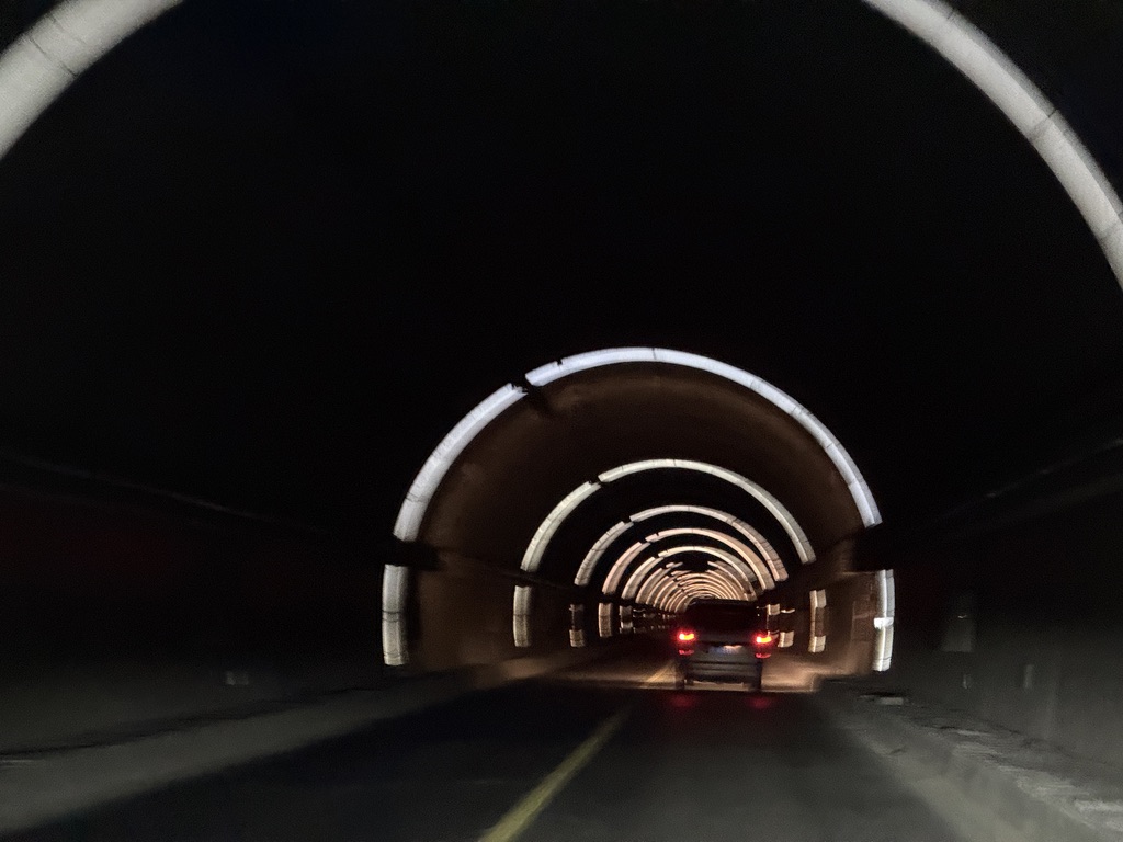 嘎隆拉隧道中的反光条，因为隧道很直，反光条也穿成一串