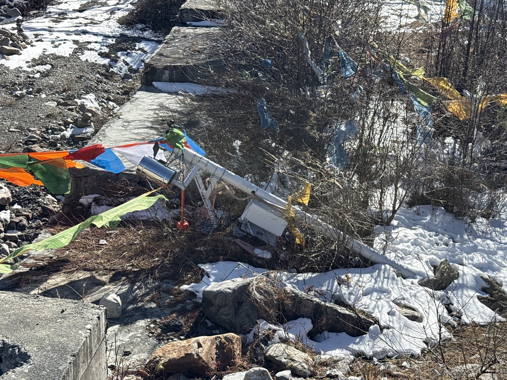 到底是谁在挂这些风马旗，把公共设施都挂倒了