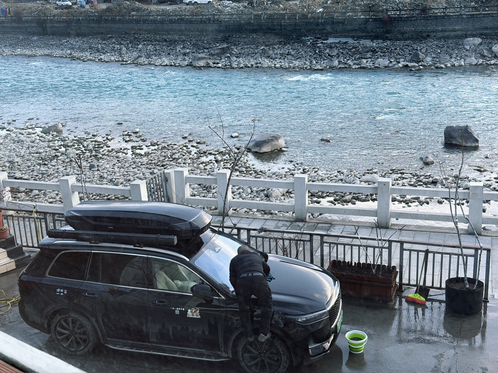 低压水枪，根本冲不干净，需要沾水边擦边冲