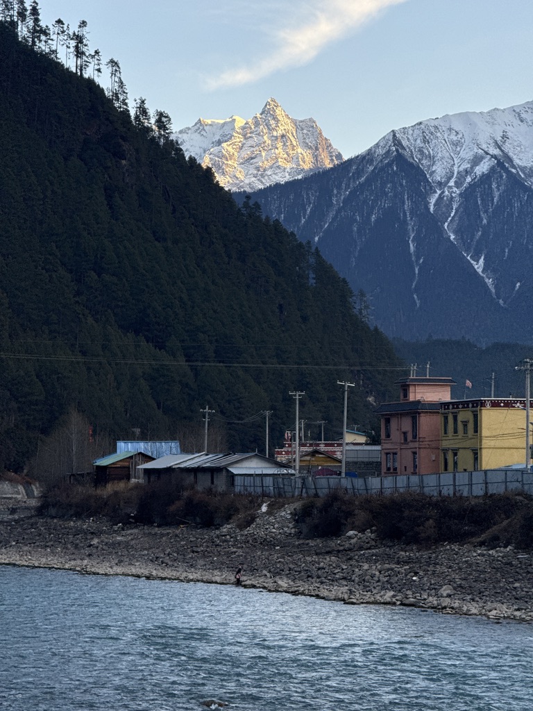 洗车时太阳落山，抬头看到日照金山
