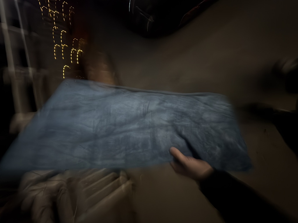 洗车后的抹布，本来放在引擎盖上晾干，拿下来的时候已经变成了冰板一块