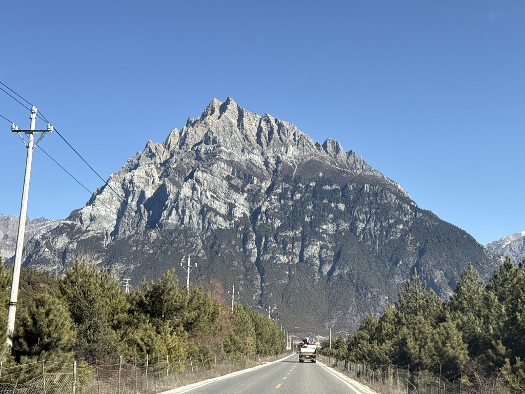 盔甲山，在没有雪的暖冬显得平平无奇