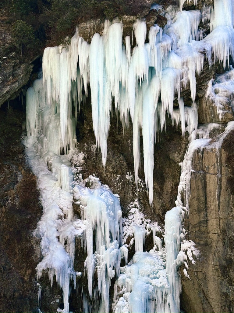 路过米堆冰川，冰川就不进去看了，看看路边的冰凌子