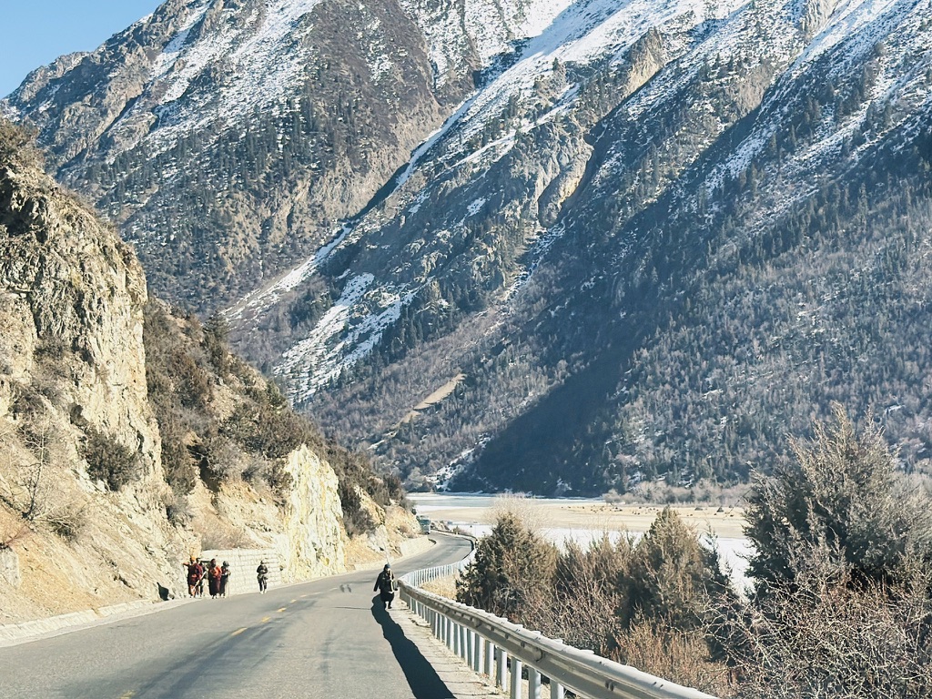 路上还有很多的徒步藏人