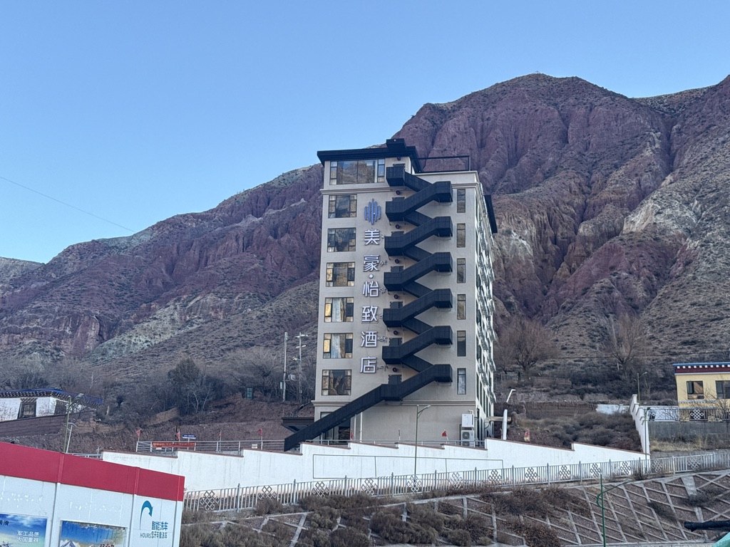 住在山坡上的酒店