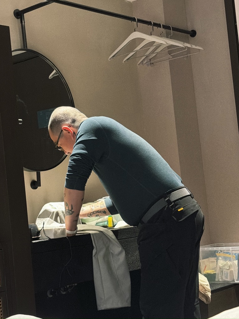 利用洗手台的糙石特质手洗衣服的毛