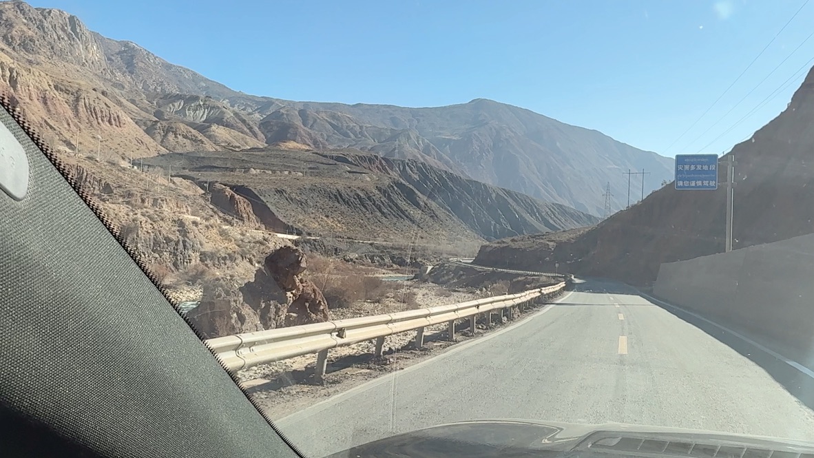 看到一只黑神话·悟空半身石像