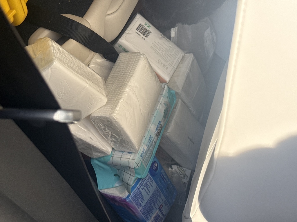 顺便好好收拾了一下车，发现从各个酒店里带出来的纸已经填满了二三排之间的缝隙