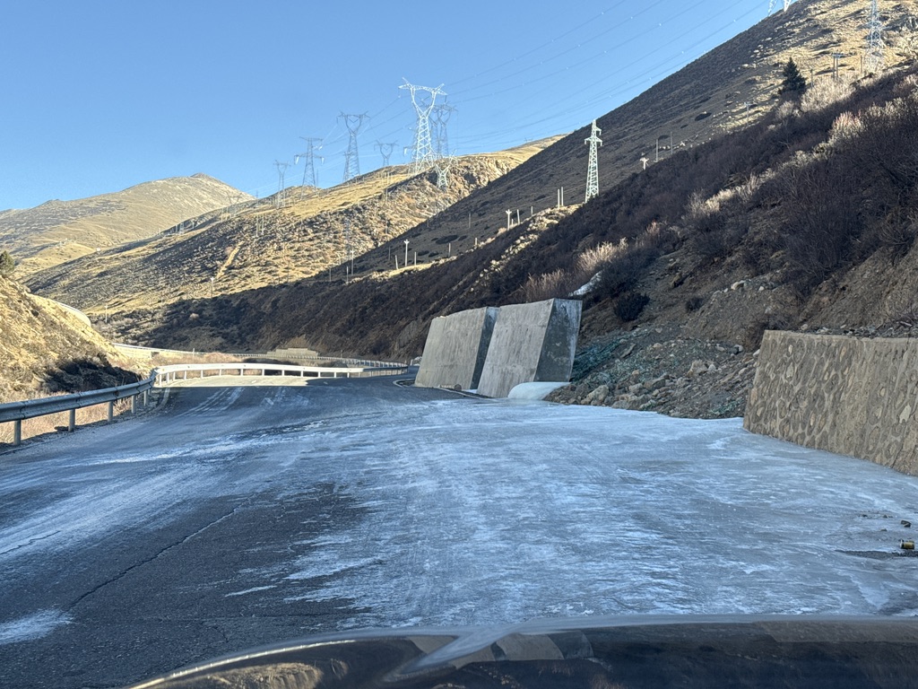 出了左贡的山路，整个路被冰覆盖，开了强制四驱慢慢走过