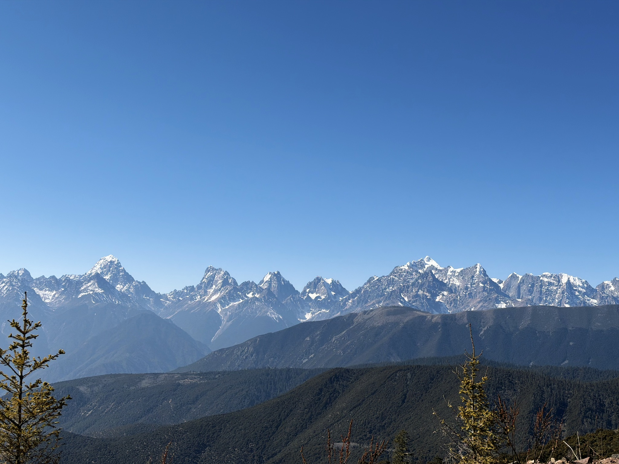 芒康东侧的雪山，他们是那拉腊卡、大米勇